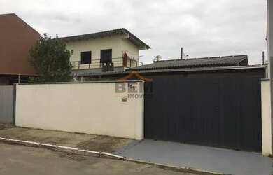 Imagem: A casa possui 2 Dormitórios, 2 Banheiros, 2 Vagas na garagem