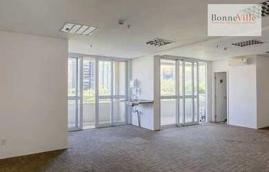 Imagem: O depósito possui 2 Vagas na garagem e 84m² de Área e está