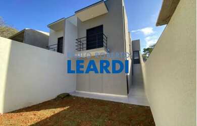 Imagem: A casa possui 2 Dormitórios, 1 Banheiro, 2 Vagas na garagem