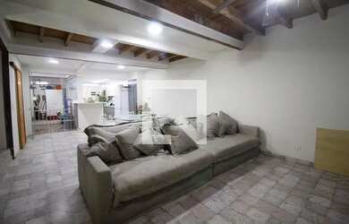 Imagem: A casa possui 4 Dormitórios, 4 Banheiros, 1 Vaga na garagem