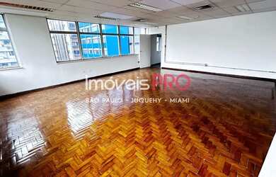 Imagem: O depósito possui 5 Vagas na garagem e 328m² de Área e está