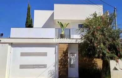 Imagem: A casa possui 3 Dormitórios, 5 Banheiros, 4 Vagas na garagem