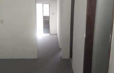 Imagem: A casa possui 2 Dormitórios e 1 Banheiro e está localizado