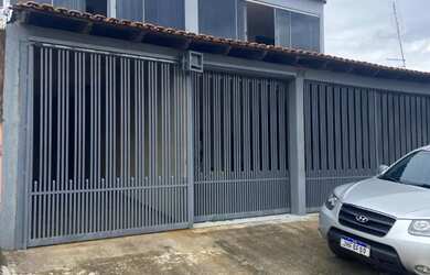 Imagem: A casa possui 5 Dormitórios, 3 Banheiros, 3 Vagas na garagem