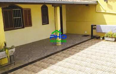 Imagem: A casa possui 3 Dormitórios, 2 Banheiros, 3 Vagas na garagem