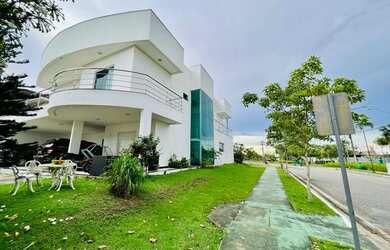 Imagem: A casa em condomínio possui 5 Dormitórios, 4 Banheiros, 4