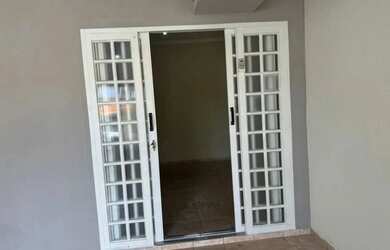 Imagem: A casa possui 3 Dormitórios, 1 Banheiro e 100m² de Área e