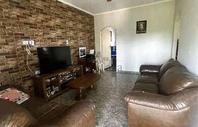 Imagem: A casa possui 3 Dormitórios, 2 Banheiros, 2 Vagas na garagem