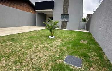 Imagem: A casa possui 3 Dormitórios, 1 Banheiro, 2 Vagas na garagem