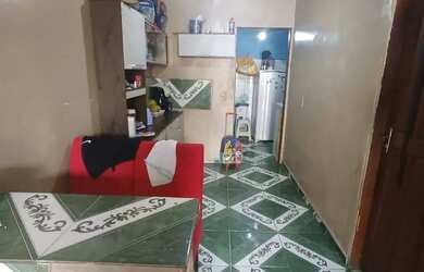 Imagem: A casa possui 2 Dormitórios, 1 Banheiro, 2 Vagas na garagem