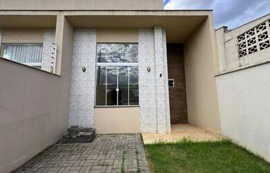 Imagem: A casa possui 2 Dormitórios, 2 Banheiros, 2 Vagas na garagem