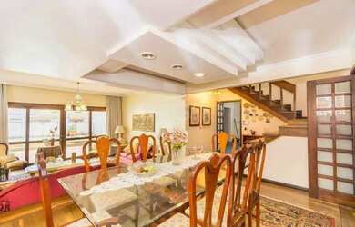 Imagem: A casa possui 4 Dormitórios, 4 Banheiros, 4 Vagas na garagem