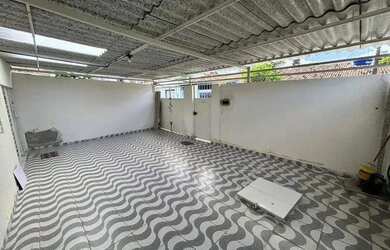 Imagem: A casa possui 3 Dormitórios, 2 Banheiros, 2 Vagas na garagem