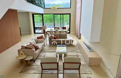 Imagem: A casa em condomínio possui 4 Dormitórios, 5 Banheiros, 485m²