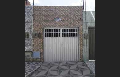 Imagem: A casa possui 2 Dormitórios, 1 Banheiro e 1 Vaga na garagem