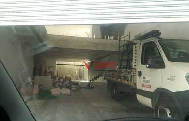 Imagem: O depósito possui 4 Vagas na garagem, 330m² de Área e está