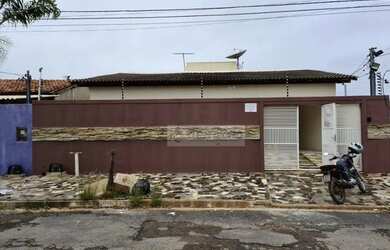 Imagem: A casa possui 3 Dormitórios, 3 Banheiros, 2 Vagas na garagem