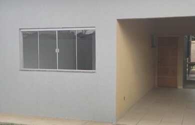 Imagem: A casa possui 3 Dormitórios, 2 Banheiros, 1 Vaga na garagem