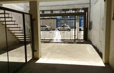 Imagem: O depósito possui 5 Vagas na garagem, 250m² de Área e está