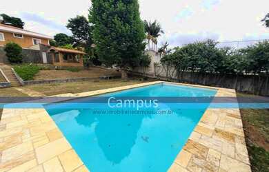 Imagem: A casa possui 4 Dormitórios, 2 Banheiros, 4 Vagas na garagem