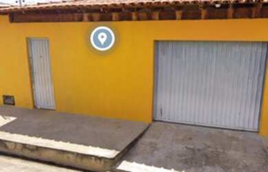 Imagem: A casa possui 3 Dormitórios, 1 Banheiro, 2 Vagas na garagem