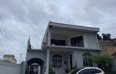 Imagem: A casa possui 4 Dormitórios, 1 Banheiro, 5 Vagas na garagem