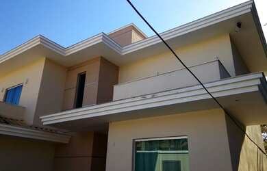 Imagem: A casa possui 3 Dormitórios, 3 Banheiros, 2 Vagas na garagem