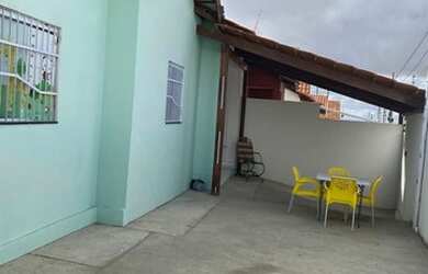 Imagem: A casa possui 2 Dormitórios, 1 Banheiro, 1 Vaga na garagem