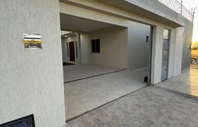 Imagem: A casa possui 3 Dormitórios, 2 Banheiros, 3 Vagas na garagem