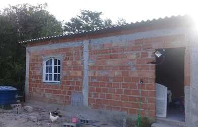 Imagem: A casa possui 1 Dormitório, 1 Banheiro, 5 Vagas na garagem