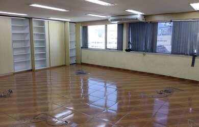 Imagem: O depósito possui 2 Vagas na garagem, 135m² de Área e está