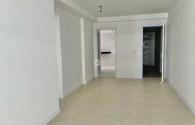 Imagem: O apartamento possui 3 Dormitórios, 1 Banheiro, 2 Vagas na