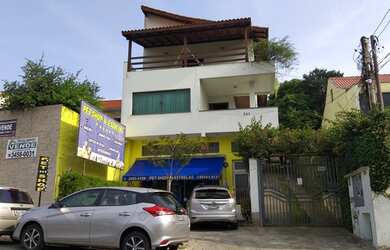 Imagem: A casa possui 3 Dormitórios, 3 Banheiros, 5 Vagas na garagem