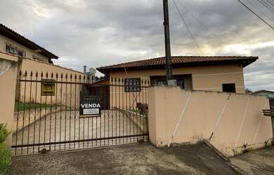 Imagem: A casa possui 3 Dormitórios, 2 Banheiros, 3 Vagas na garagem