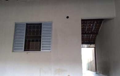 Imagem: A casa possui 2 Dormitórios, 1 Banheiro, 2 Vagas na garagem