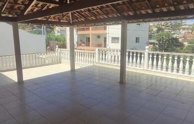 Imagem: A casa possui 3 Dormitórios, 1 Banheiro, 4 Vagas na garagem