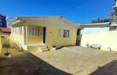 Imagem: A casa possui 3 Dormitórios, 2 Banheiros, 2 Vagas na garagem