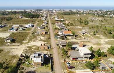Imagem: O terreno possui 300m² de Área e está localizado em Balneário
