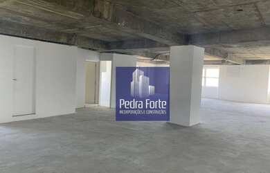 Imagem: O depósito possui 2 Vagas na garagem, 210m² de Área e está