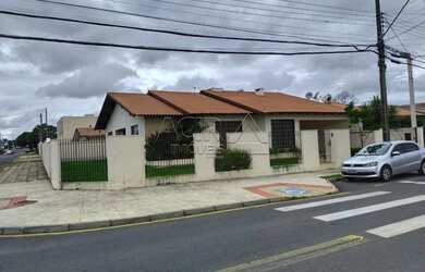 Imagem: A casa possui 3 Dormitórios, 2 Banheiros, 1 Vaga na garagem