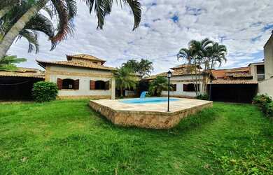 Imagem: A casa possui 5 Dormitórios, 4 Banheiros, 5 Vagas na garagem