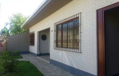 Imagem: A casa possui 3 Dormitórios, 1 Banheiro, 1 Vaga na garagem