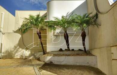 Imagem: O depósito possui 5 Vagas na garagem, 146m² de Área e está