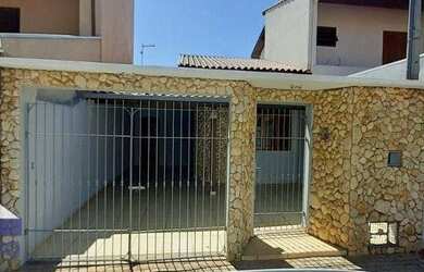 Imagem: A casa possui 2 Dormitórios, 1 Banheiro, 2 Vagas na garagem