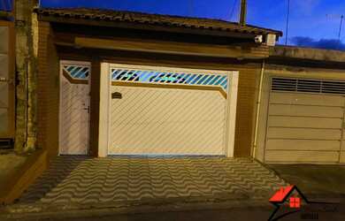 Imagem: A casa possui 3 Dormitórios, 2 Banheiros, 2 Vagas na garagem