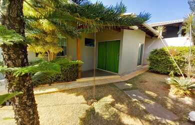 Imagem: A casa possui 3 Dormitórios, 2 Banheiros, 2 Vagas na garagem