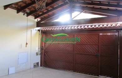 Imagem: A casa possui 5 Dormitórios, 3 Banheiros, 4 Vagas na garagem