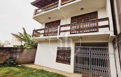 Imagem: A casa possui 4 Dormitórios, 3 Banheiros, 3 Vagas na garagem