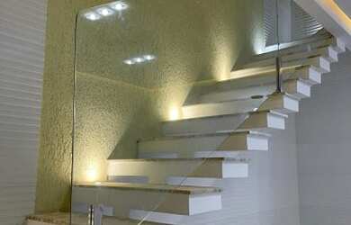 Imagem: A casa possui 3 Dormitórios, 3 Banheiros, 2 Vagas na garagem