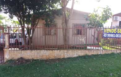 Imagem: A casa possui 4 Dormitórios, 1 Banheiro, 2 Vagas na garagem